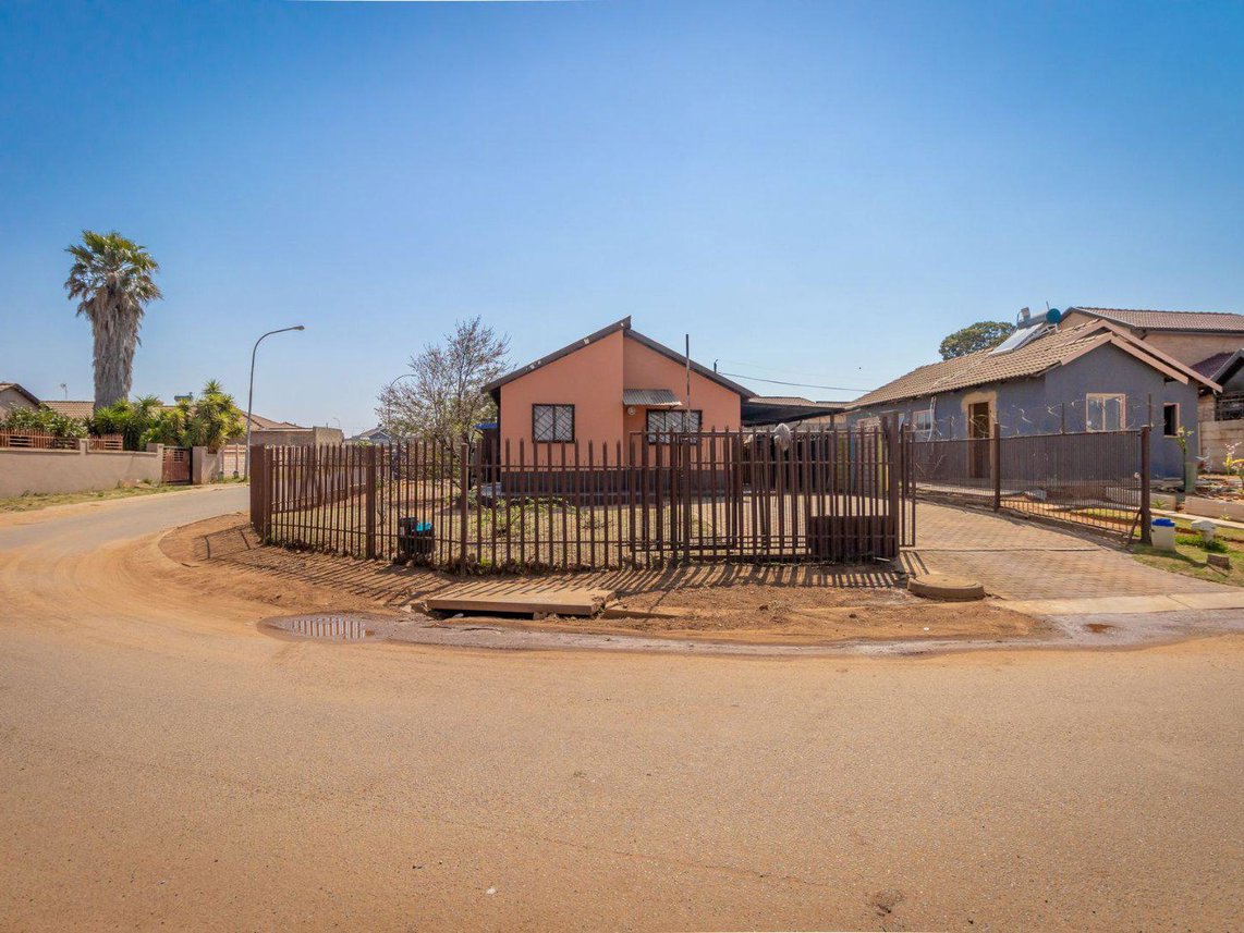 3 Bedroom House To Rent in Lenasia South