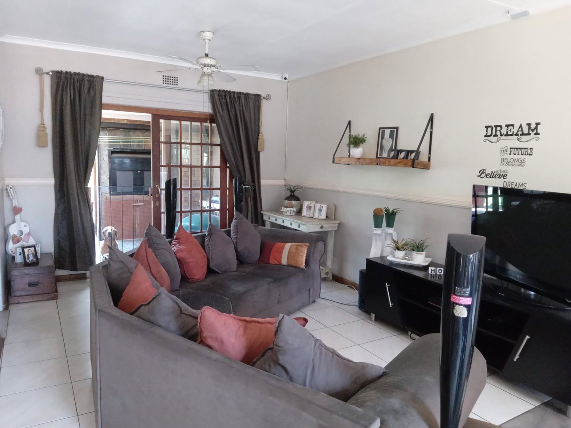 7 Bedroom House For Sale in Krugersrus