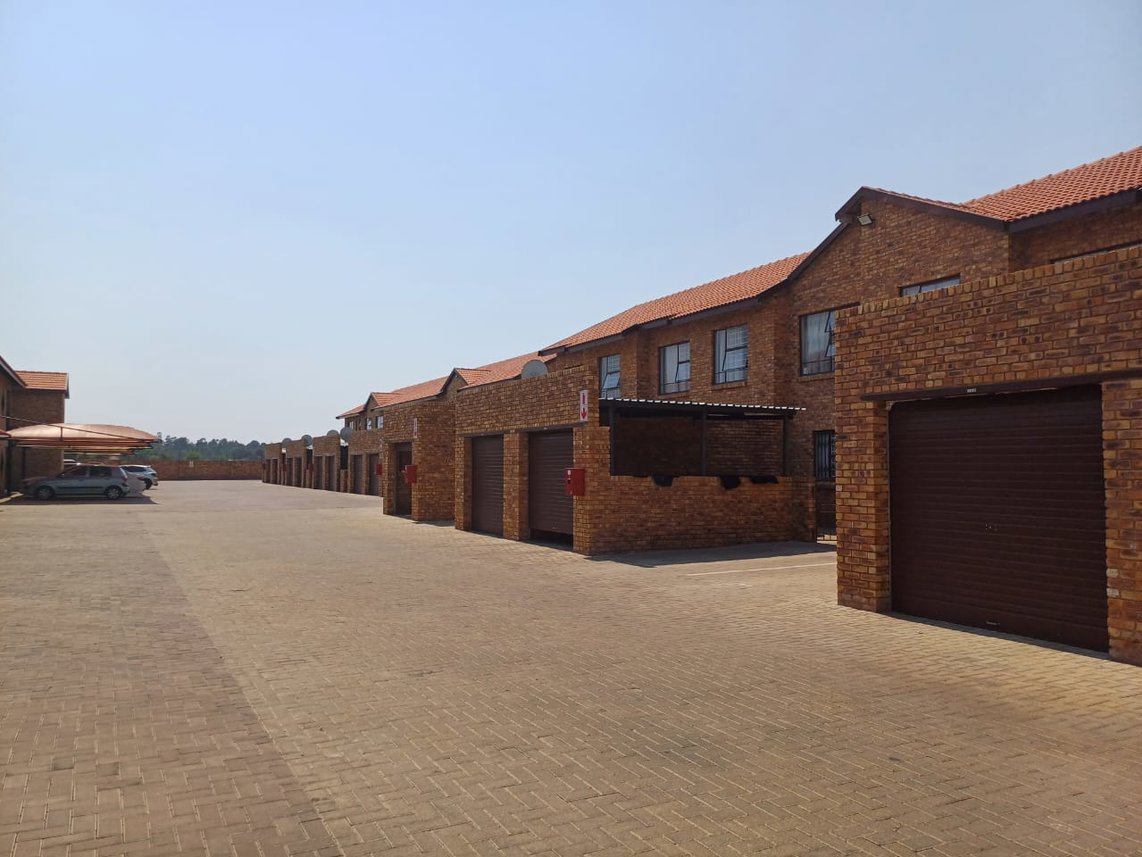 3 Bedroom Townhouse For Sale in Crystal Park