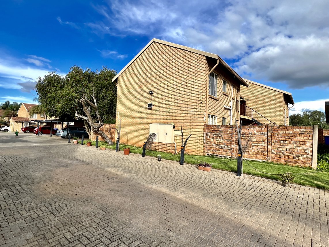 3 Bedroom Apartment For Sale in Willow Park Manor