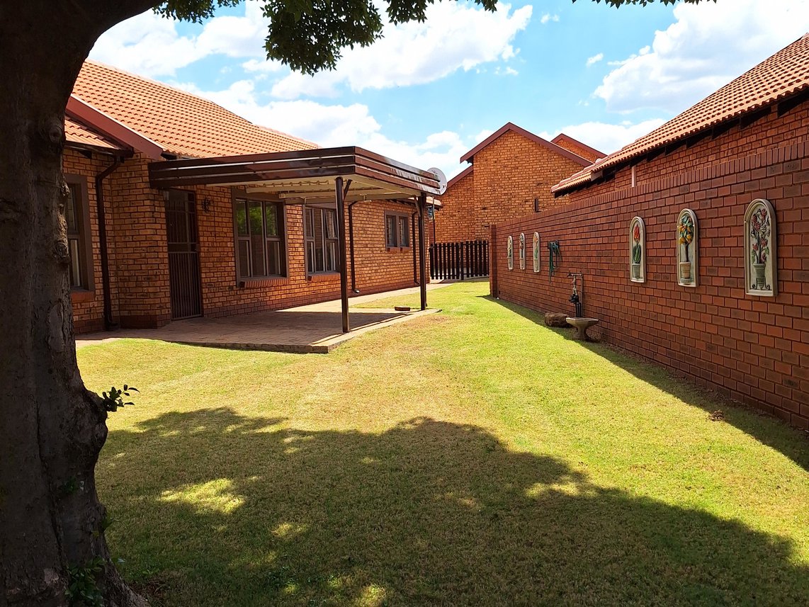 3 Bedroom House For Sale in Willow Park Manor