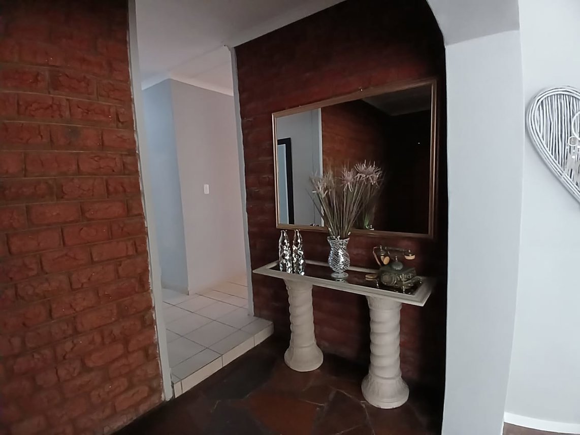 3 Bedroom House To Rent in Van Riebeeck Heights