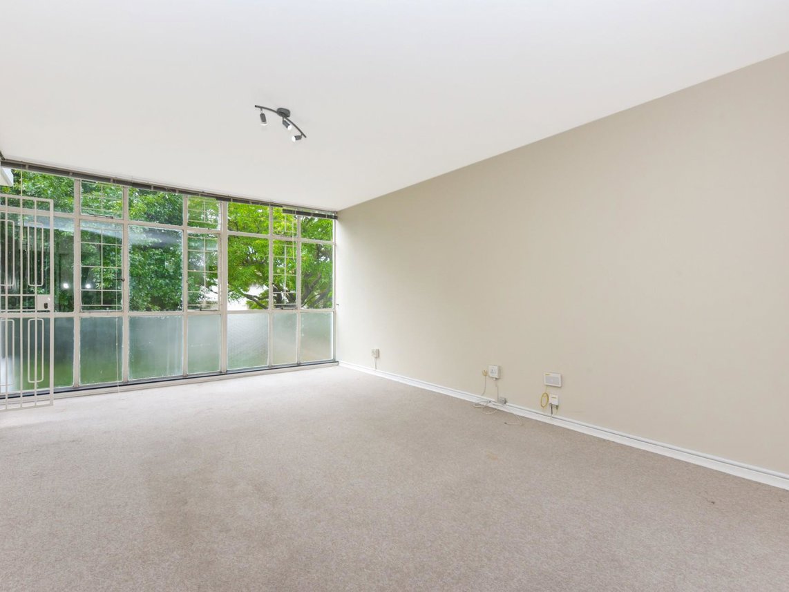 2 Bedroom Apartment For Sale in Hyde Park