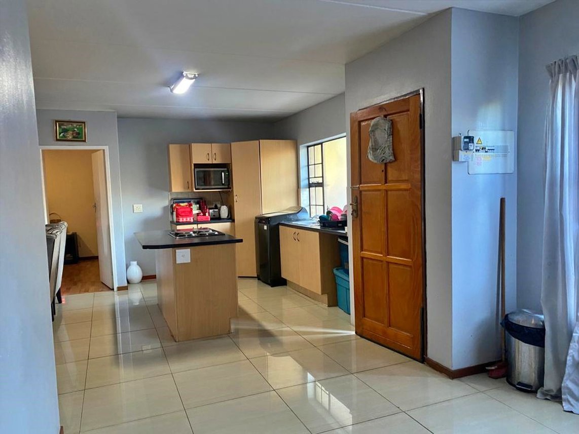 3 Bedroom Apartment For Sale in Carlswald