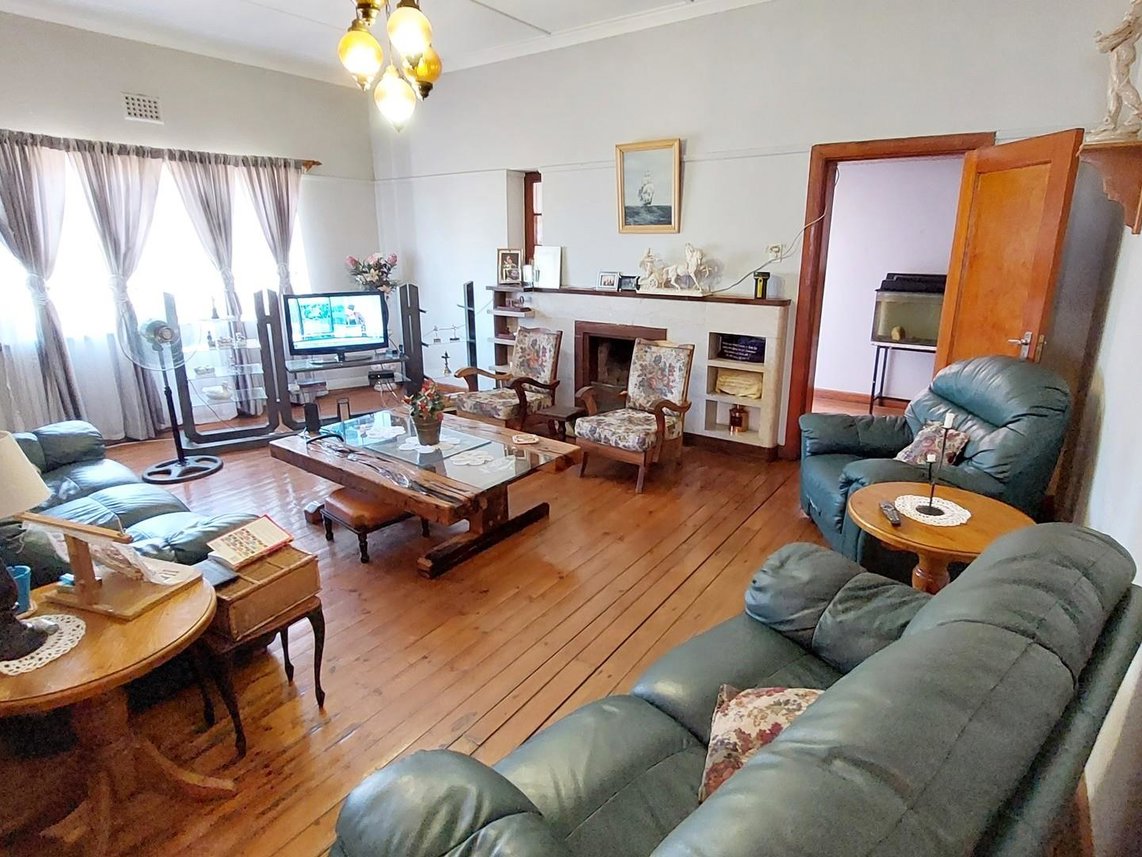 4 Bedroom House For Sale in Uitsig