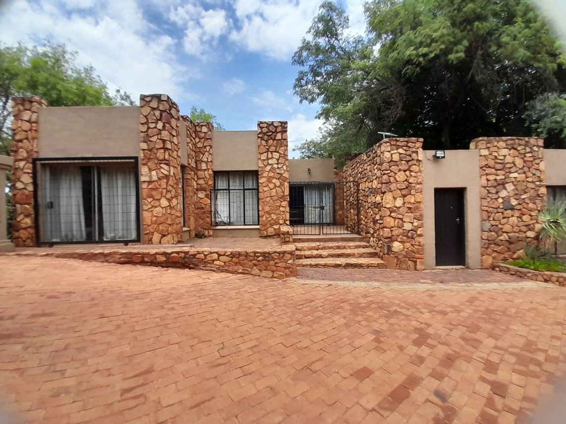 7 Bedroom Farm For Sale in Leeuwfontein