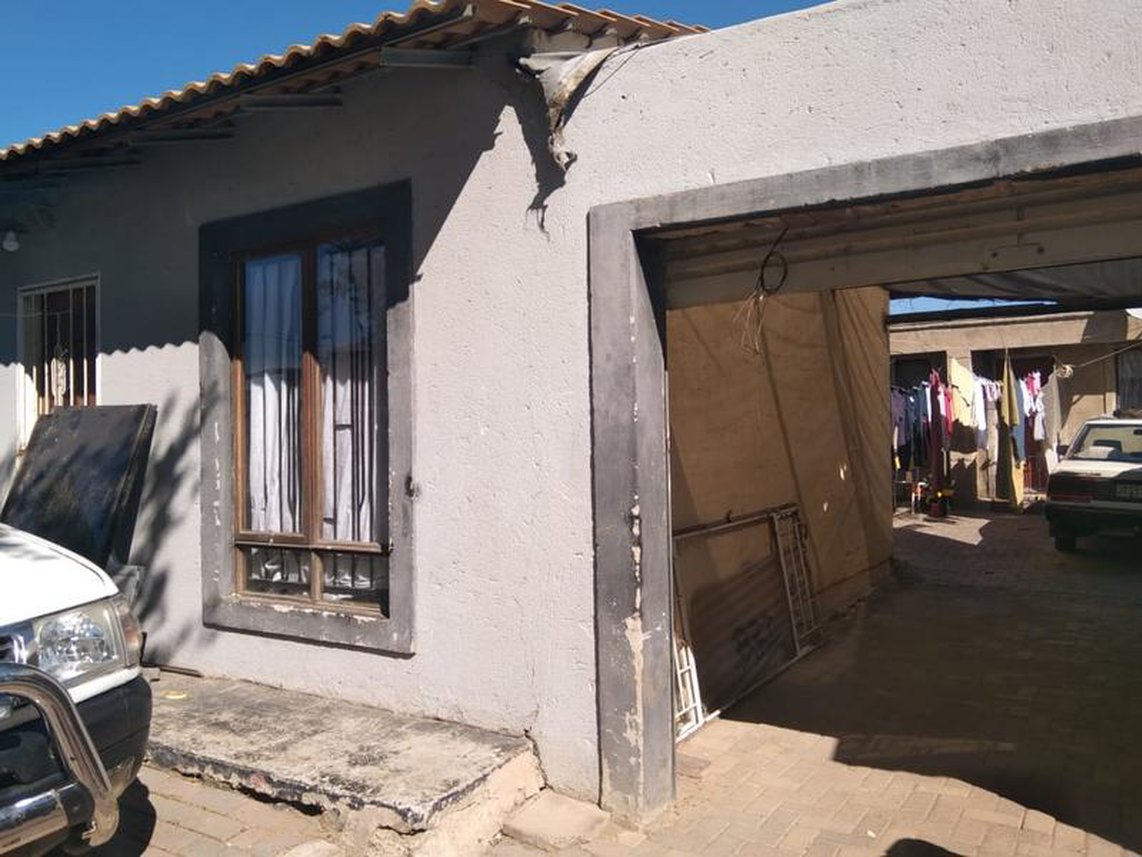 2 Bedroom House For Sale in Olievenhoutbosch