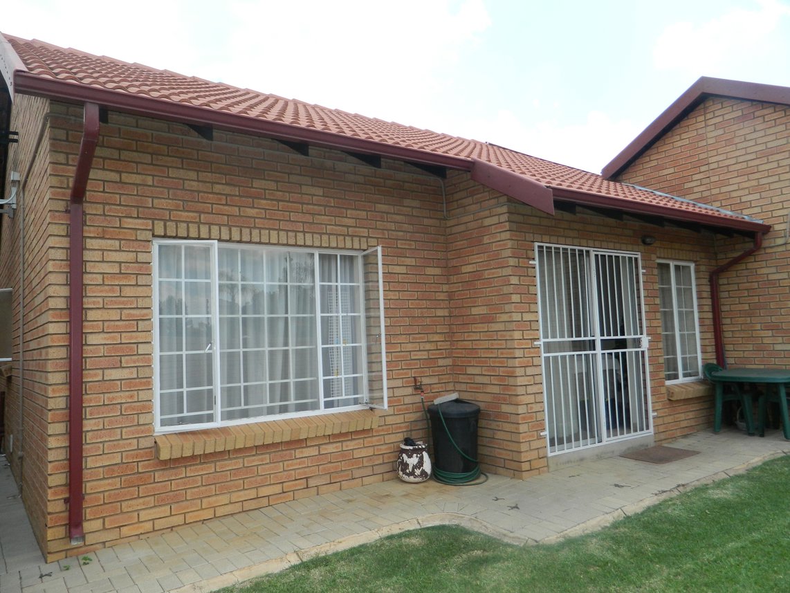 2 Bedroom Townhouse For Sale in Equestria