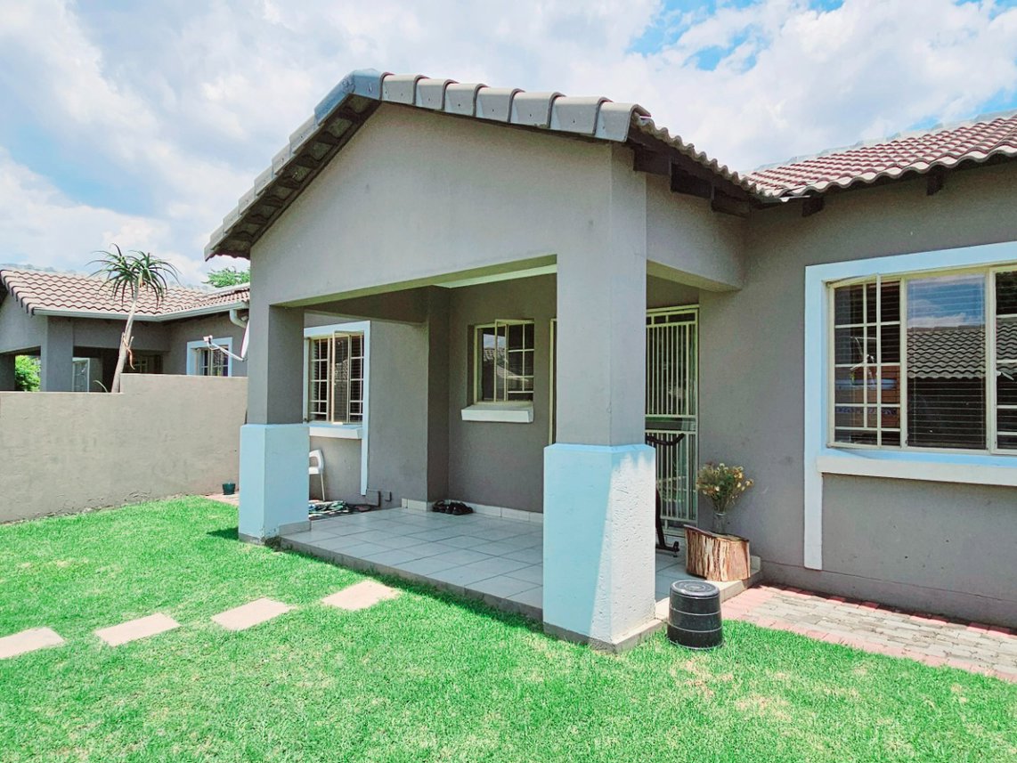 2 Bedroom Townhouse For Sale in Equestria