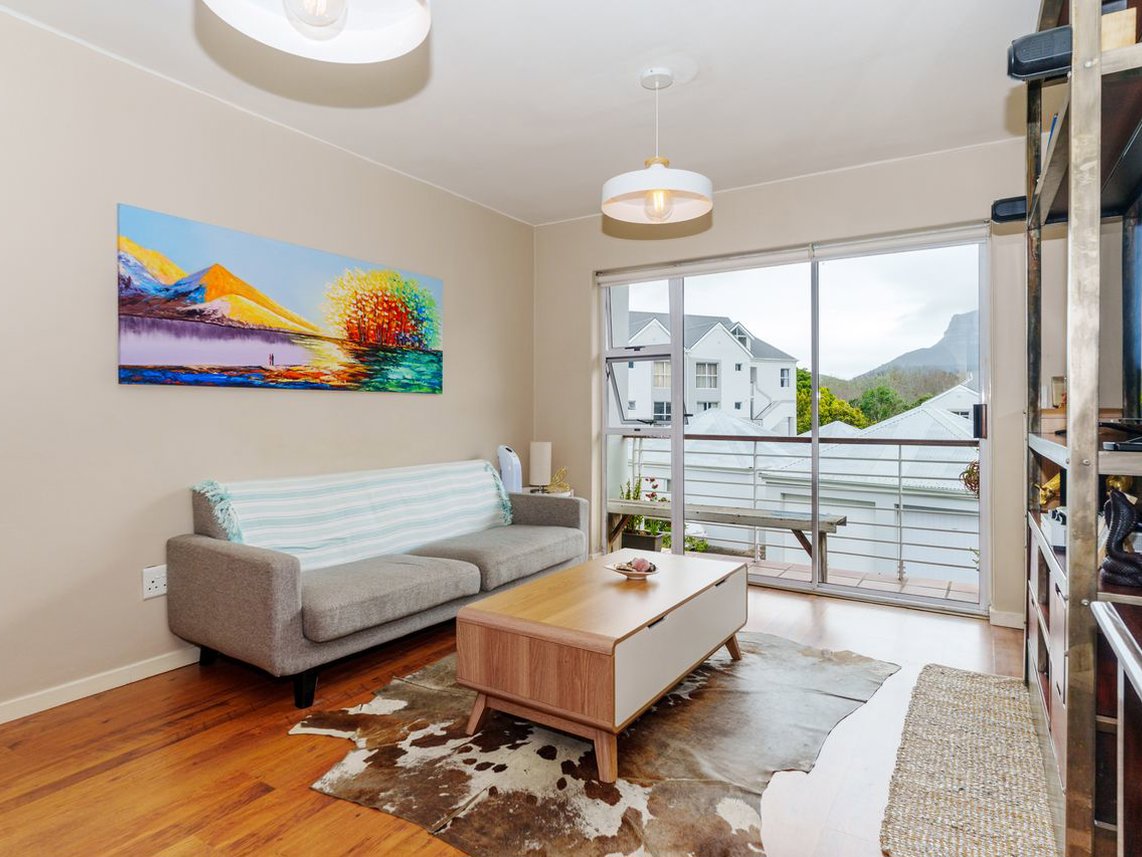 2 Bedroom Apartment For Sale in Hout Bay