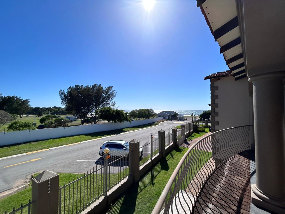 3 Bedroom Townhouse For Sale in Central Jeffreys Bay