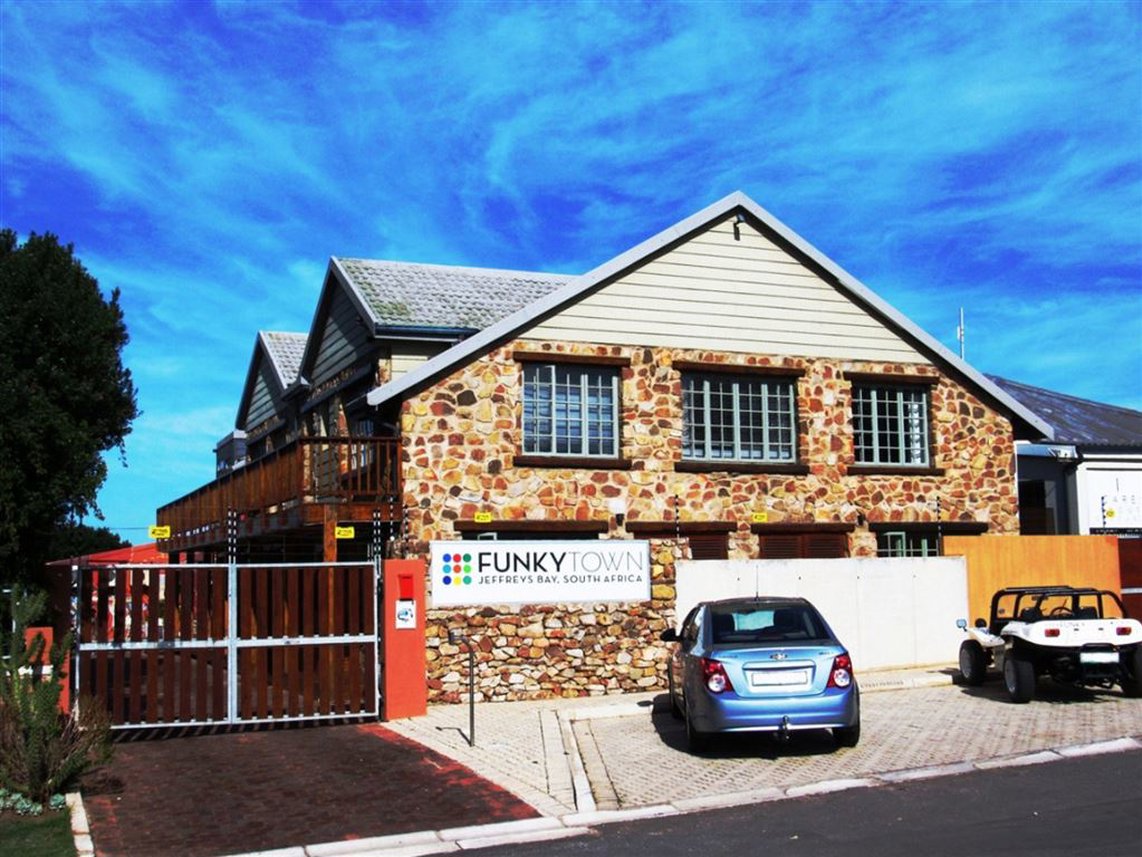 8 Bedroom House For Sale in Central Jeffreys Bay