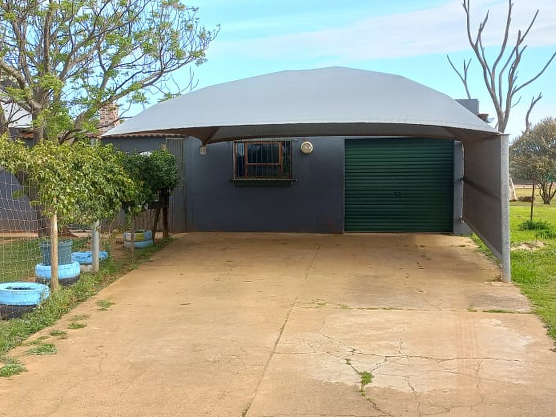3 Bedroom Farm For Sale in Central