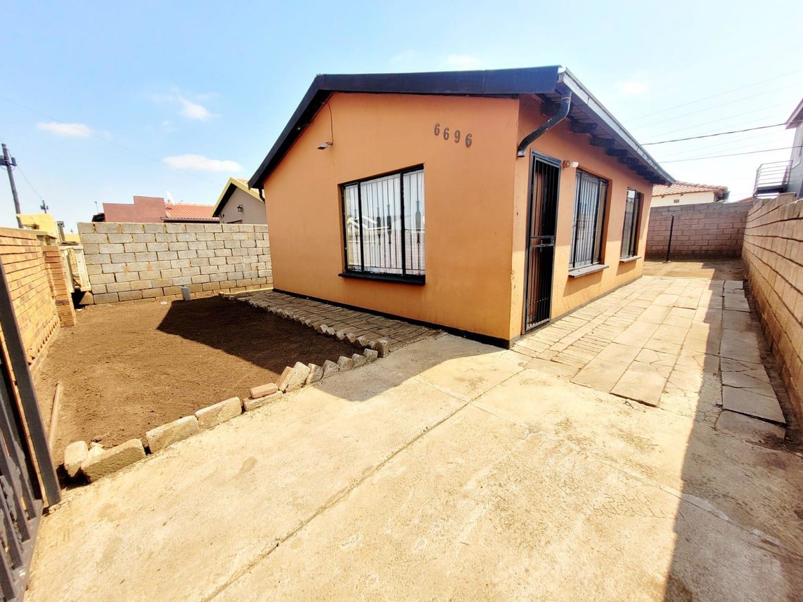 2 Bedroom House For Sale in Chiawelo