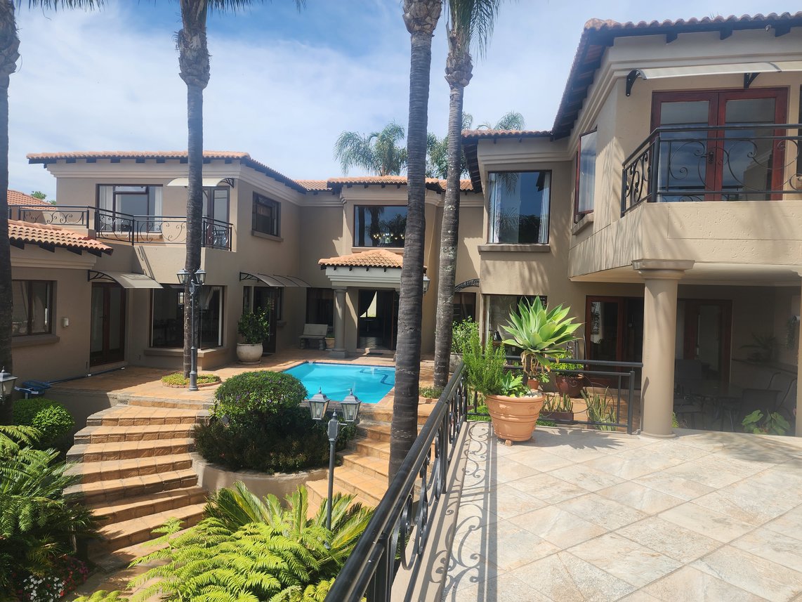 4 Bedroom House For Sale in Woodhill Golf Estate