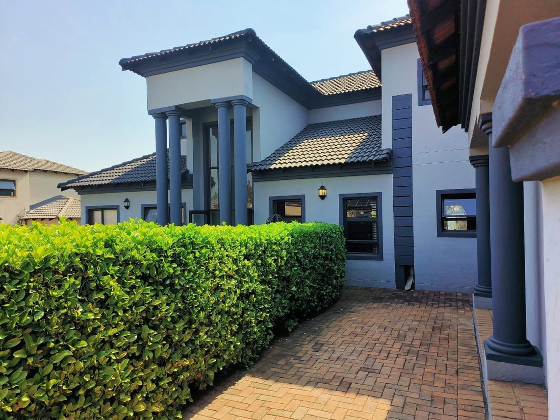 5 Bedroom House For Sale in Amberfield Manor