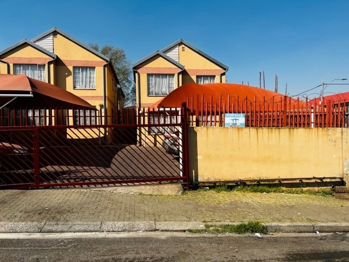 2 Bedroom Townhouse For Sale in Jeppestown