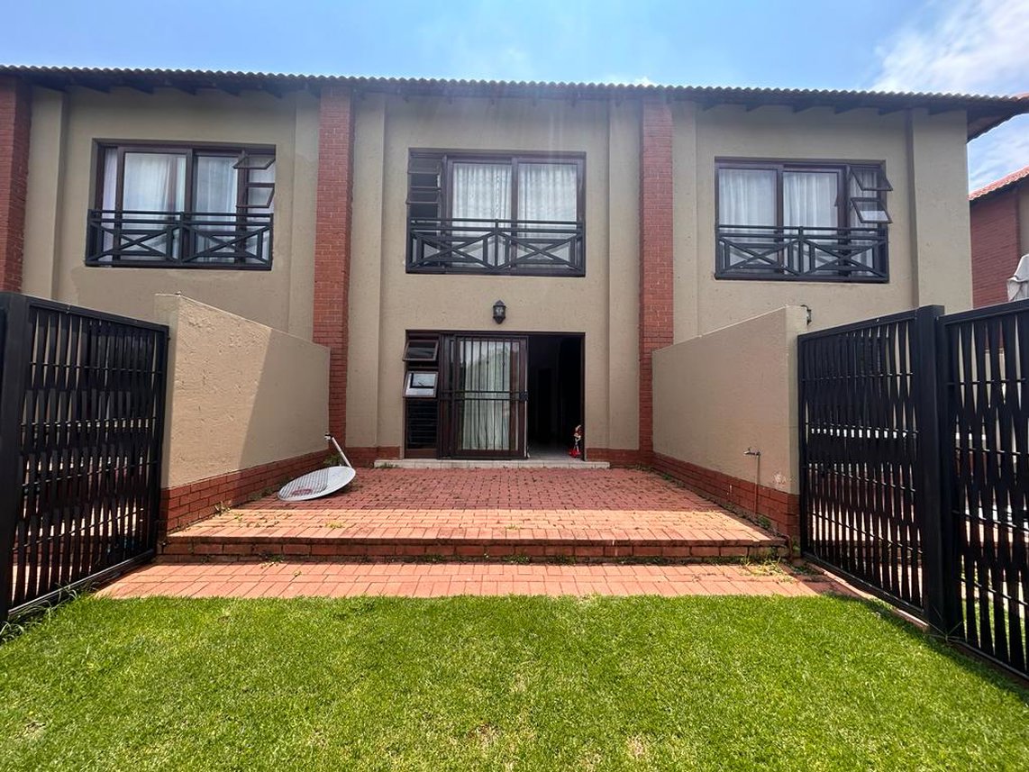 3 Bedroom Duplex For Sale in Pretoriuspark