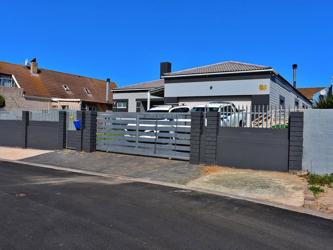 4 Bedroom House For Sale in Bluewater Bay
