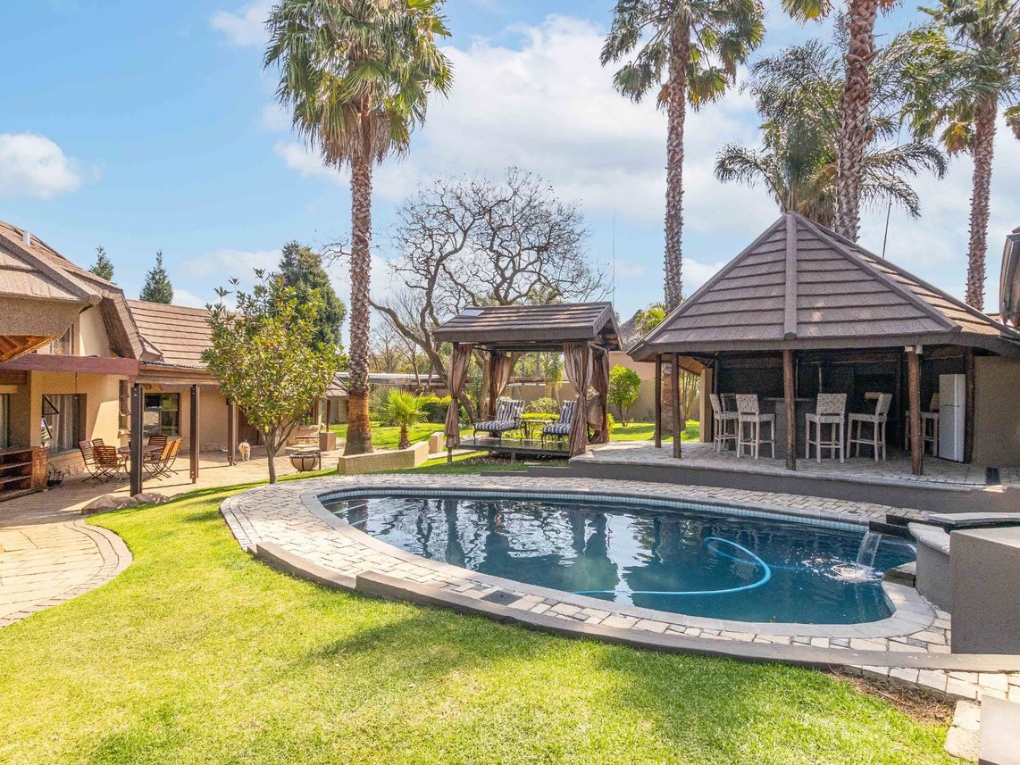 5 Bedroom House For Sale in Douglasdale