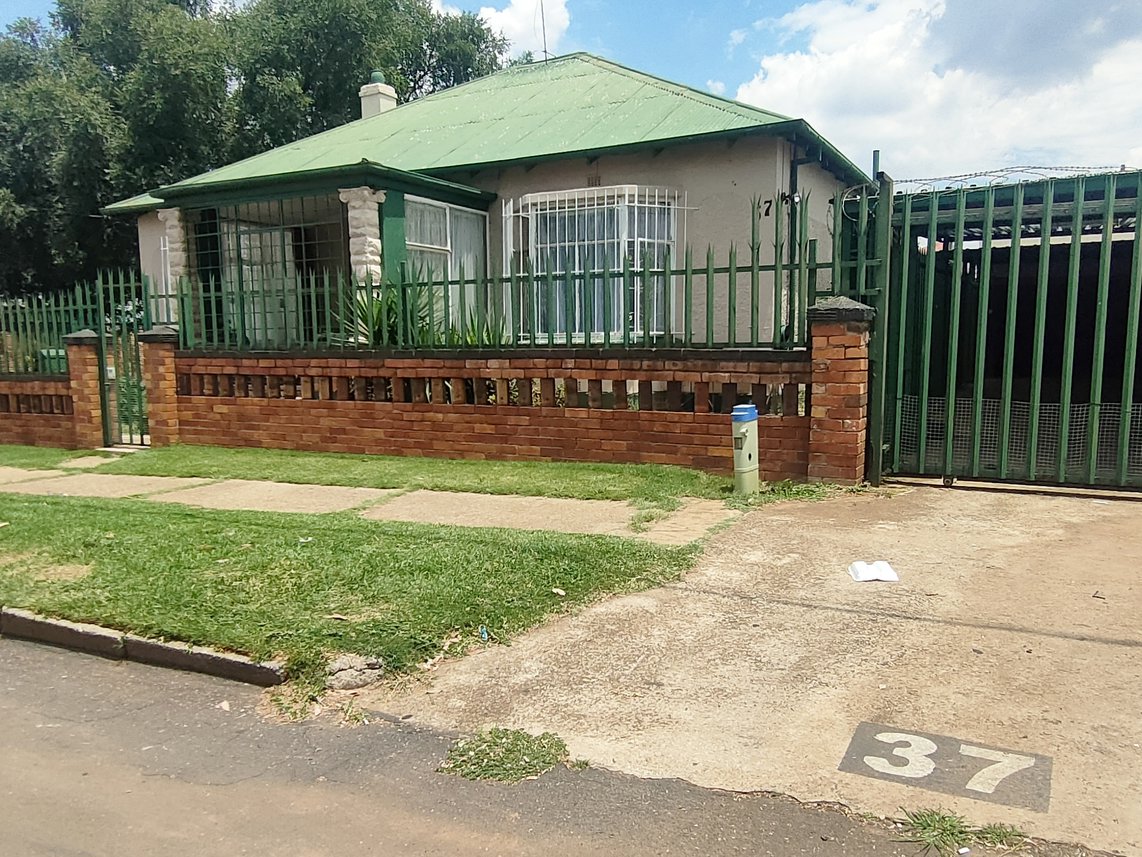6 Bedroom House For Sale in Krugersdorp West