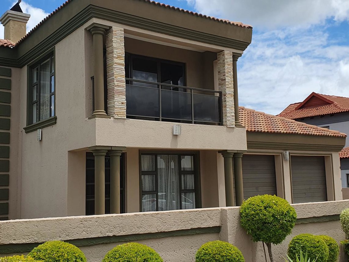 4 Bedroom House For Sale in Woodhill Estate