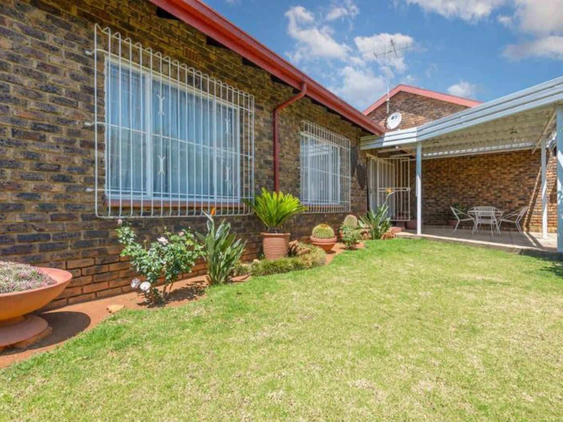 3 Bedroom Simplex For Sale in Birchleigh North