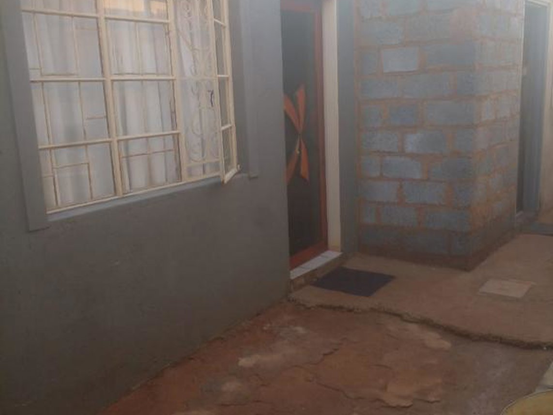 2 Bedroom House For Sale in Daveyton