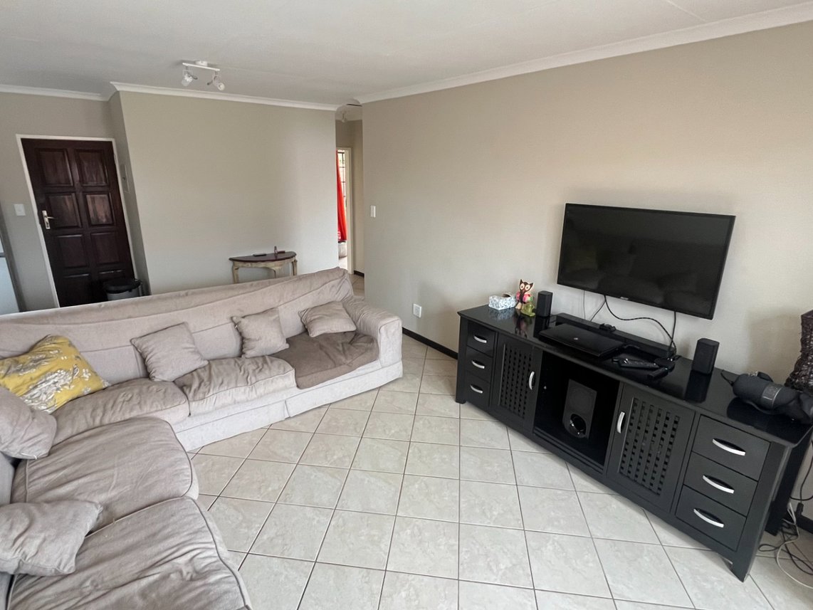 2 Bedroom Apartment For Sale in Mooikloof Ridge