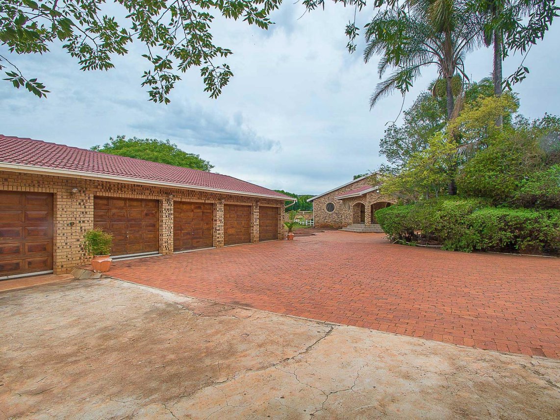 5 Bedroom House For Sale in Ruimsig