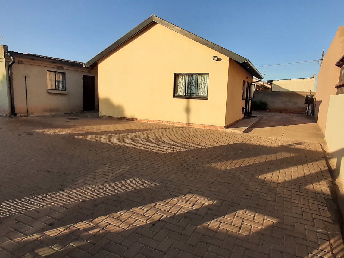 2 Bedroom House For Sale in Likole