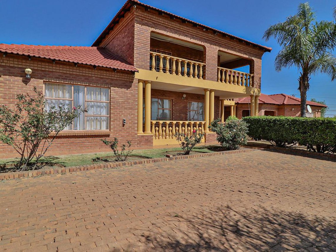 6 Bedroom House For Sale in Garsfontein