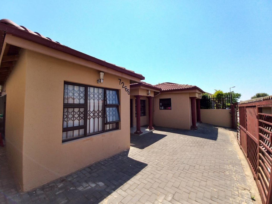 3 Bedroom House For Sale in Lotus Gardens