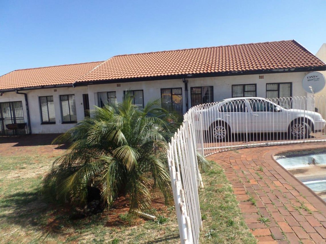 3 Bedroom House For Sale in Lenasia South