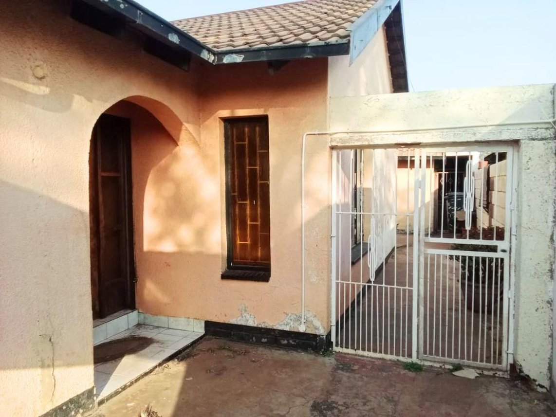 3 Bedroom House To Rent in Protea North