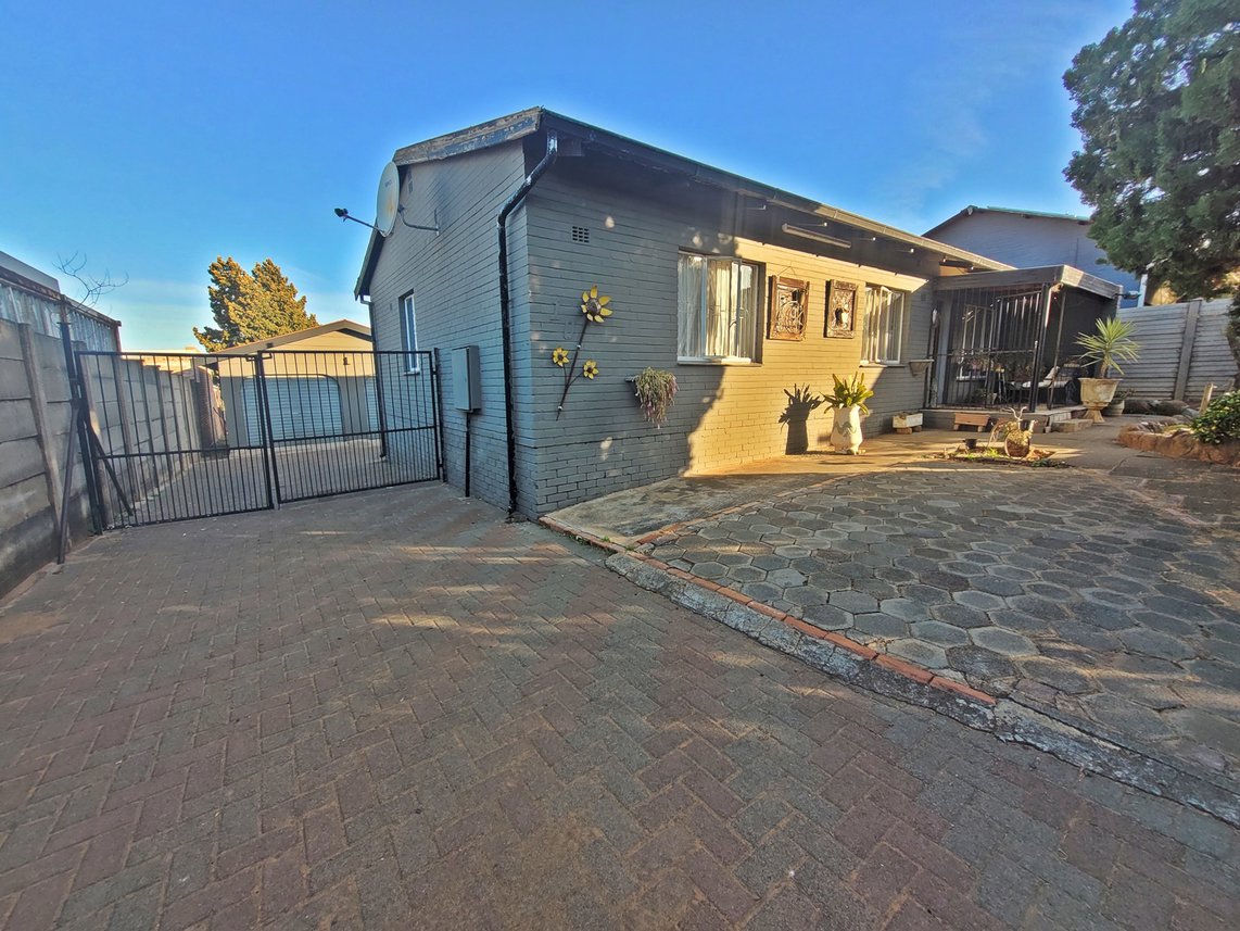 3 Bedroom House For Sale in Uitsig