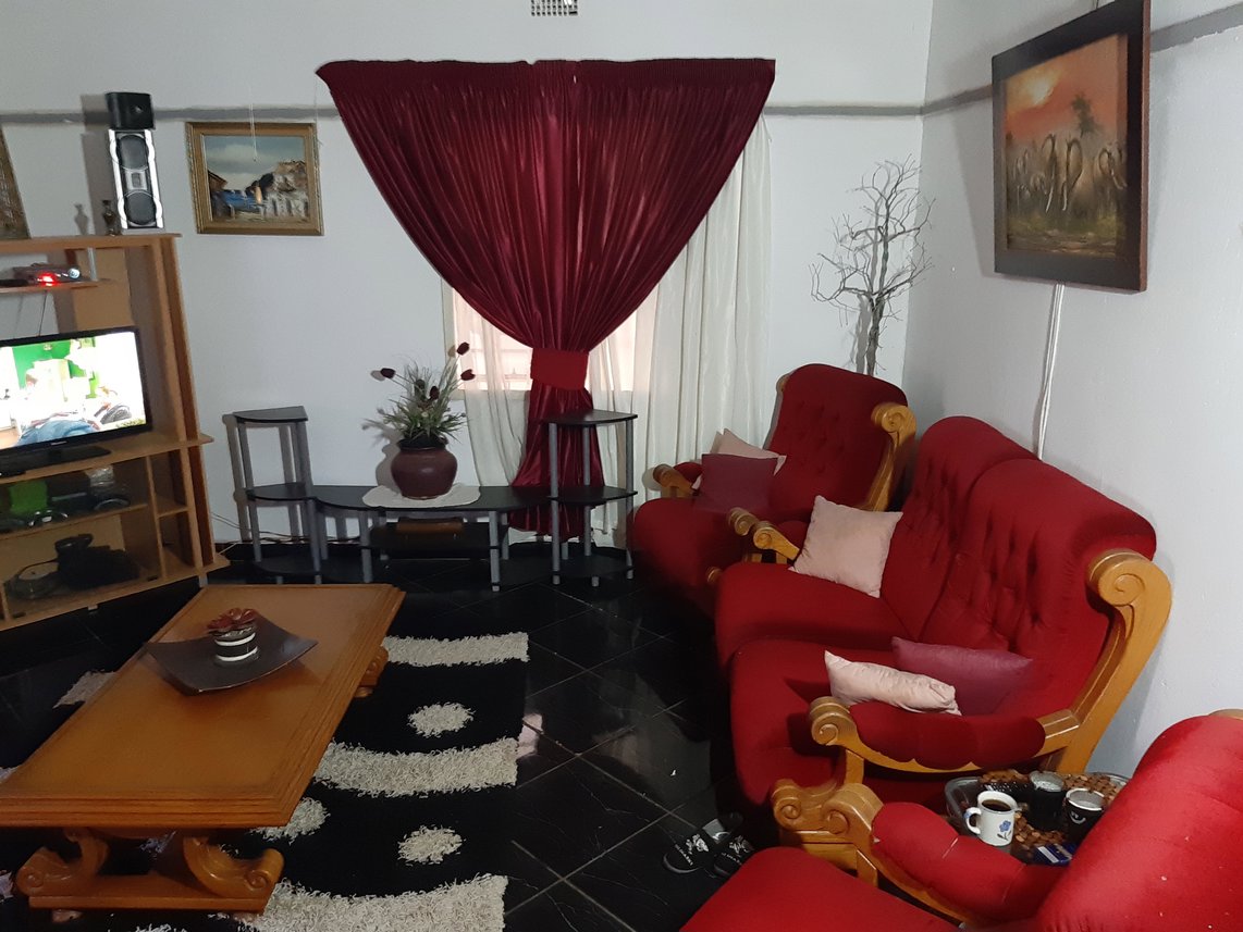 4 Bedroom House For Sale in Oos Einde