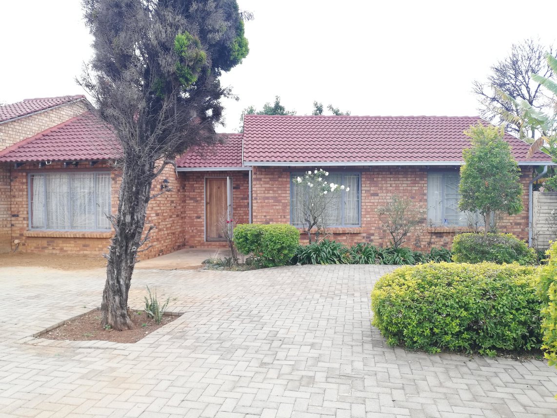 5 Bedroom House For Sale in The Orchards