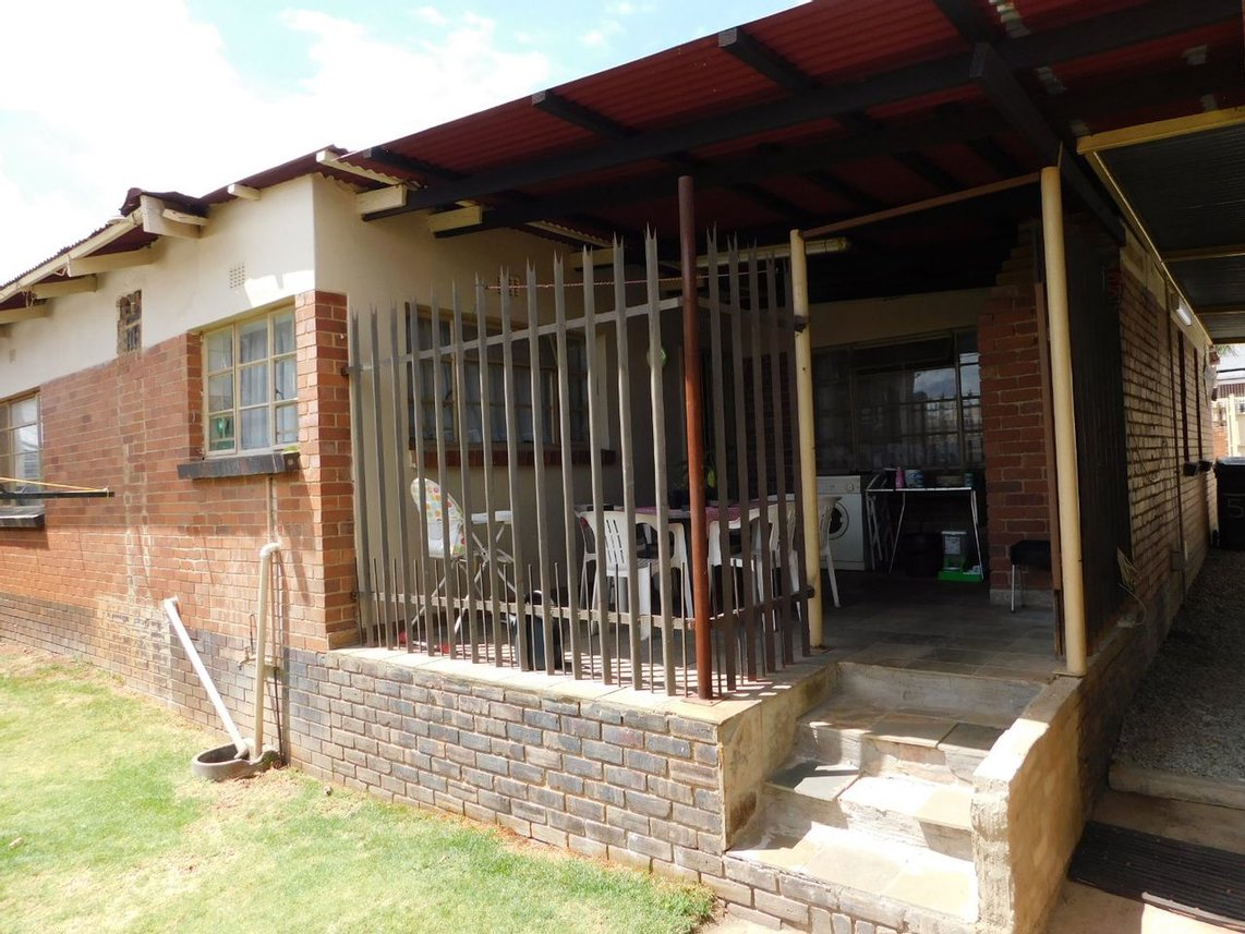 3 Bedroom House For Sale in Krugersdorp West