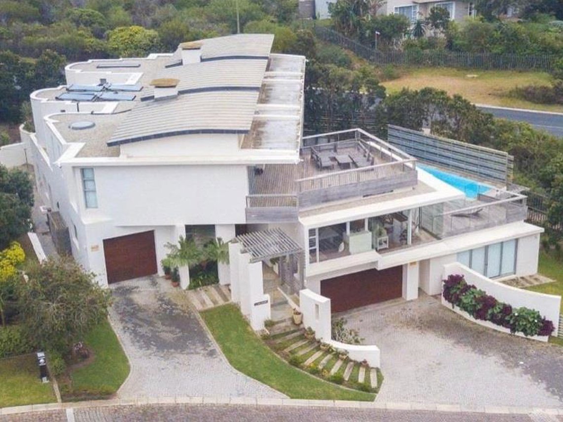 5 Bedroom House For Sale in Whale Rock