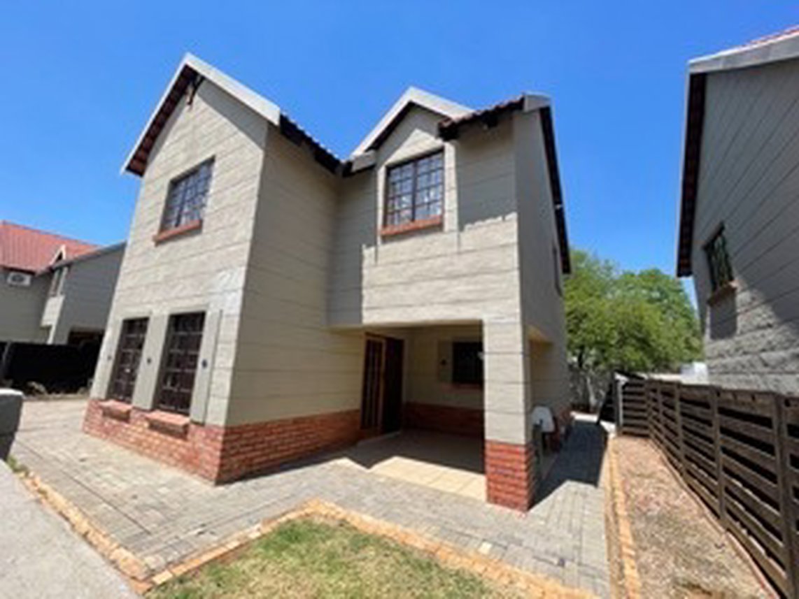 4 Bedroom Townhouse For Sale in Equestria