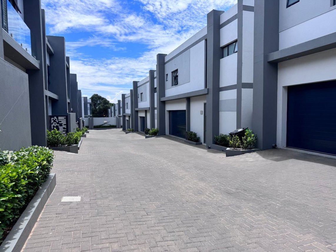 4 Bedroom Townhouse For Sale in Houghton Estate