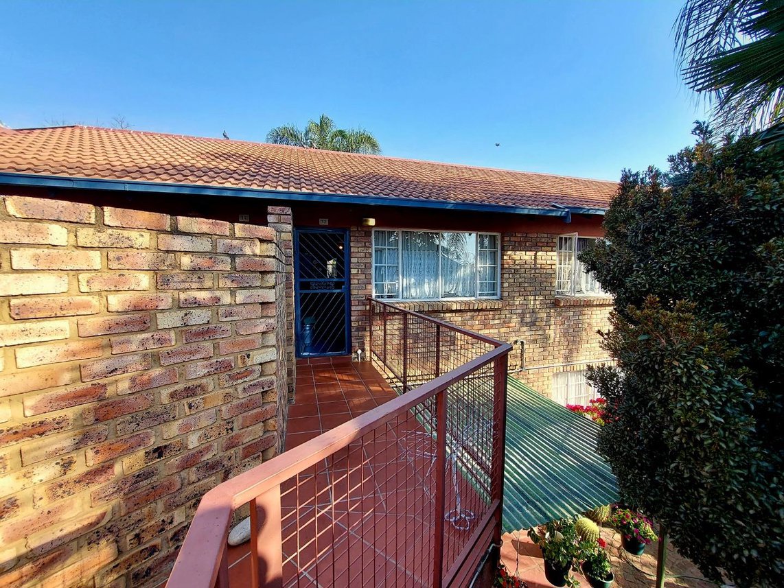 2 Bedroom Flat For Sale in Rietfontein