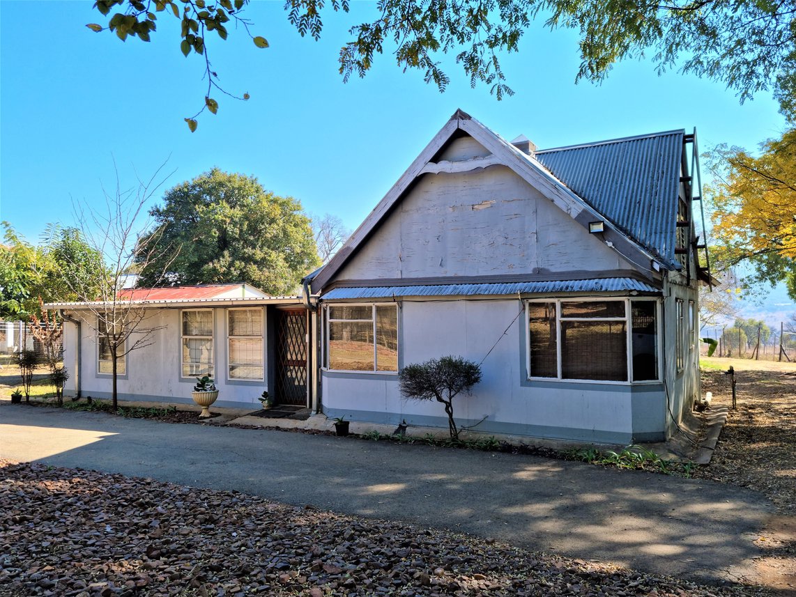 9 Bedroom Farm For Sale in Hartbeespoort Rural