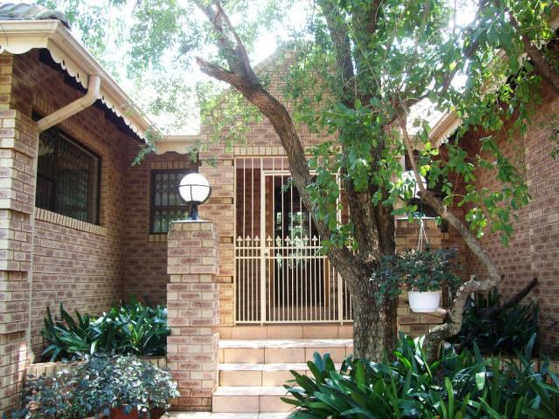 3 Bedroom Small Holding For Sale in Hartbeespoort Rural