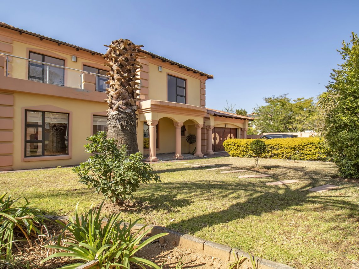 4 Bedroom House To Rent in Blue Valley Golf Estate