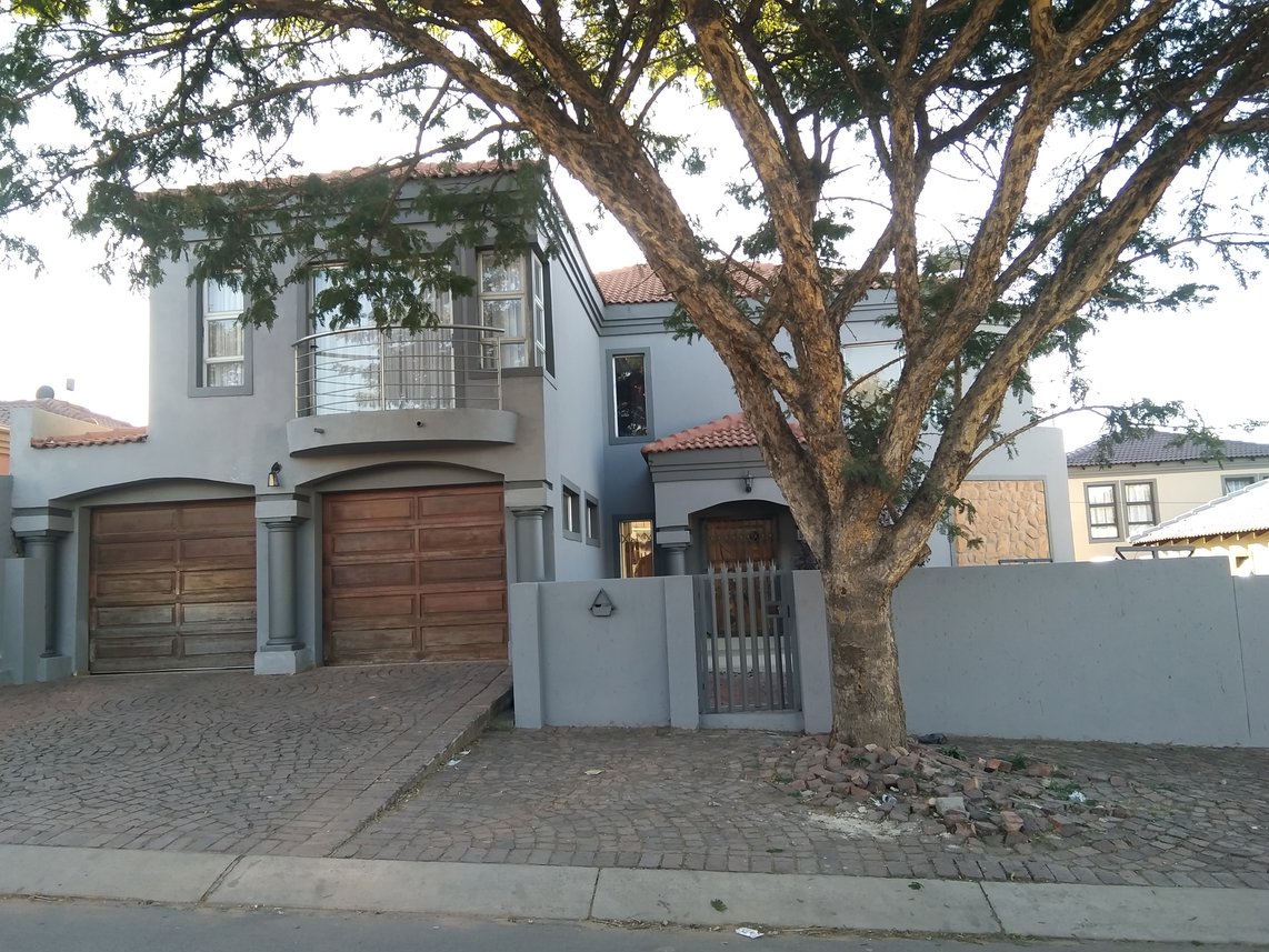 4 Bedroom House For Sale in Olievenhoutbosch