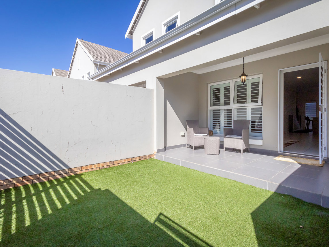 3 Bedroom Townhouse For Sale in Bryanston
