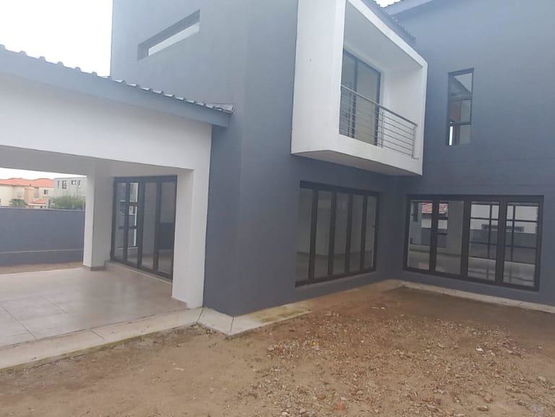 5 Bedroom House For Sale in Woodhill Estate