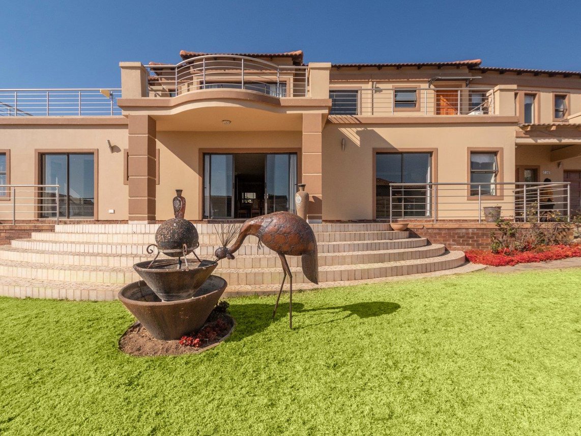 5 Bedroom House To Rent in Blue Valley Golf Estate